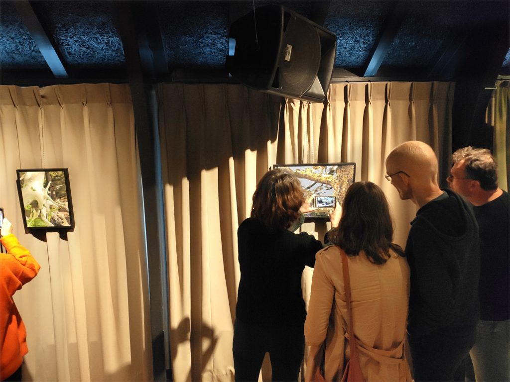 digitale prints scannen met augmented reality app tijdens de Digitaal Bomen Monument expositie van kunstenaar Nicole Spit. In Castricum